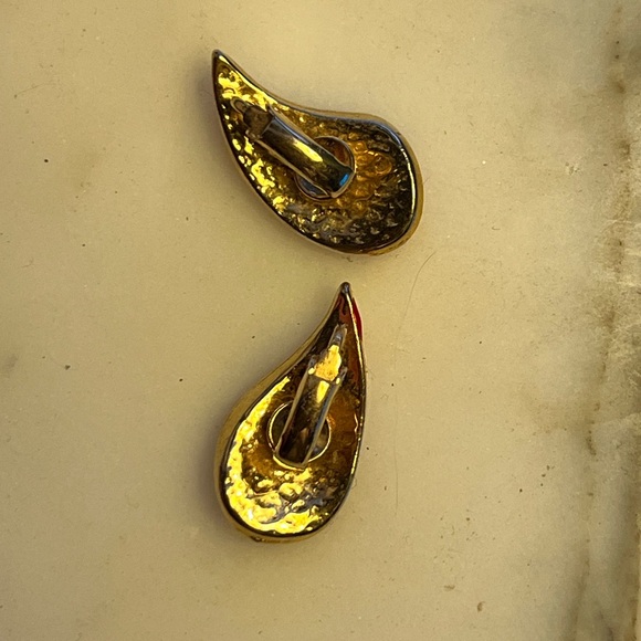3/$25 💋 Vintage Red Enamel and Gold Leaf Earrings Clip On - Picture 3 of 3